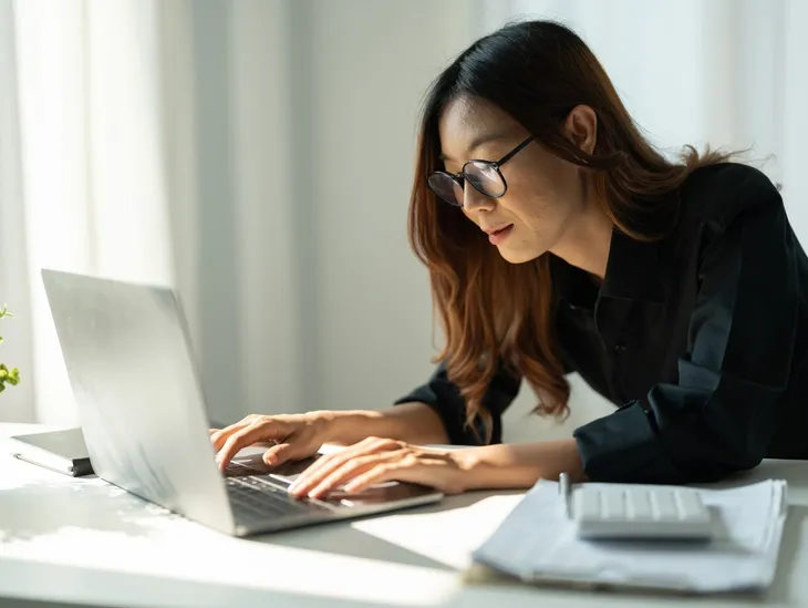 Professional experiencing perfectionism, performance pressure and fear of making mistakes at work